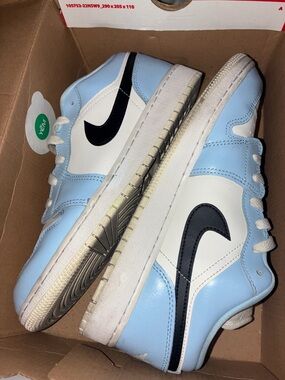 Nike Low-Top Sneakers in Light Blue, White & Black